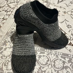 HKR Women's SZ8 black/gray Walking Shoes Arch Support Knit Upper Non Slip Shoes